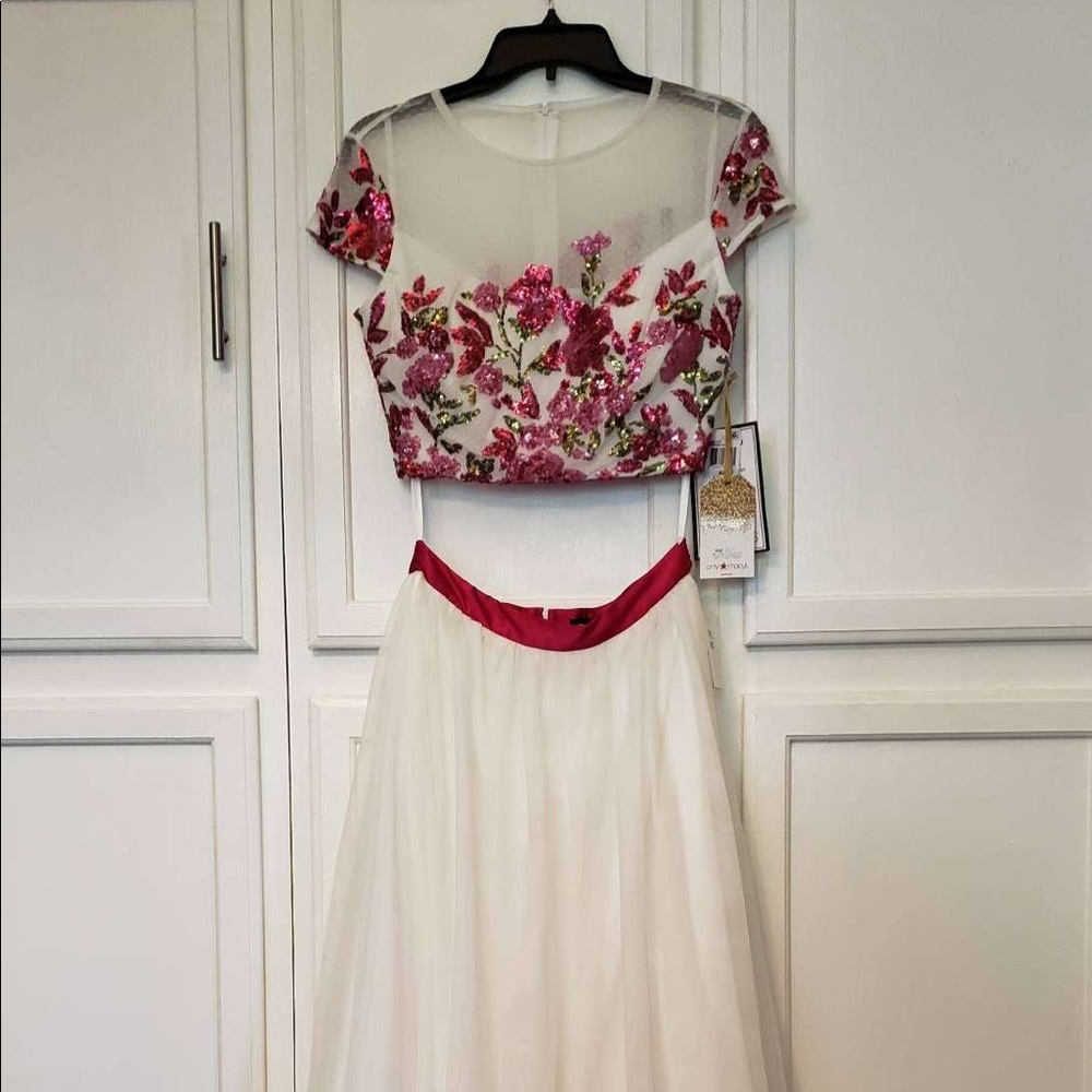 Beautiful 2 piece floor length prom dress!